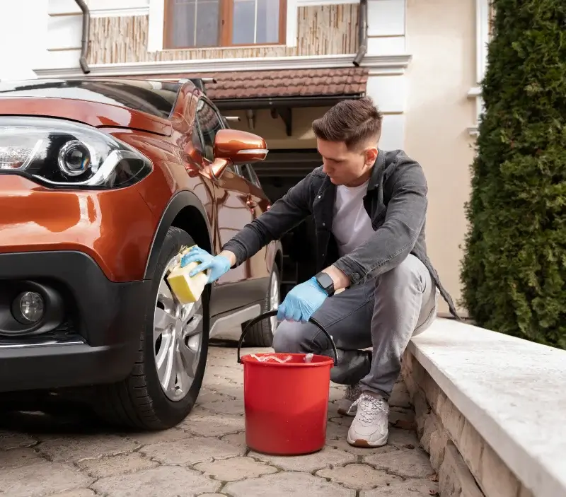 Lavage auto à domicile Saint-Benoît-de-Carmaux : professionnel intervenant sur un véhicule